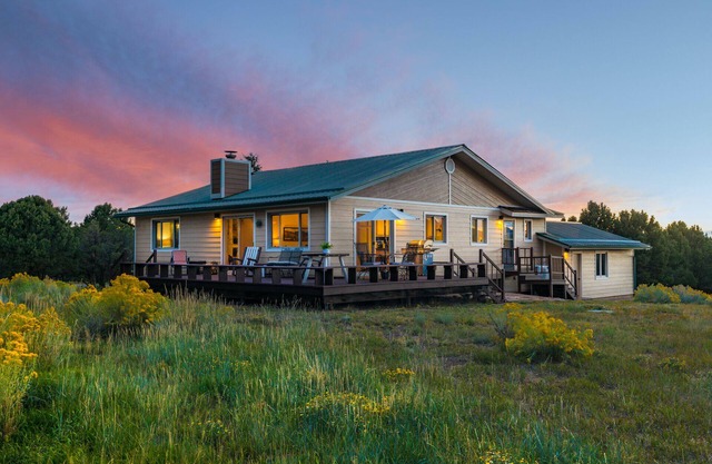 Serene Ranch Home-On Log Hill Mesa-Mountain Views & A/C