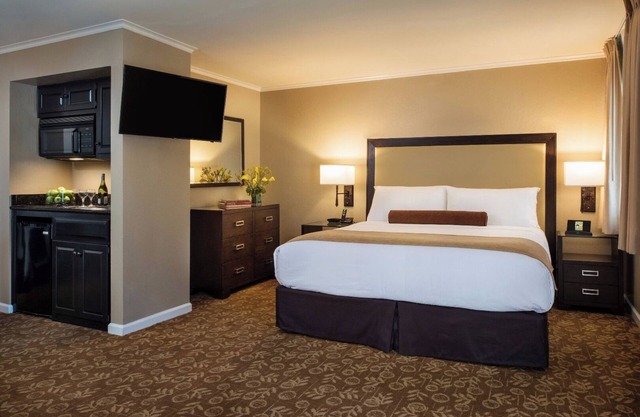Serene Unit with Heated Pool, Free Parking & Breakfast Near Stanford