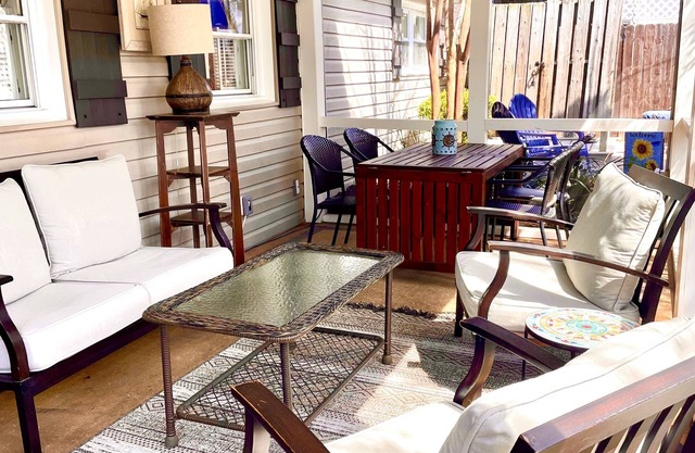 Serenity Amid it All. Dog friendly PET FEE, WiFi, outdoor shower, grill