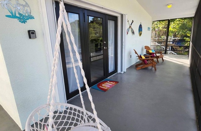 Serenity Beach House - 2 blocks from Harry Harris Park/Beach/Ocean/Boat ramp