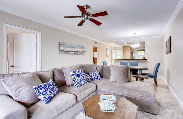 Serenity by the sea, 2 bedroom +den, 2 bath across the street from the beach