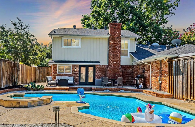 "Serenity Dallas": 5BD/2.5BA House with Pool-Jacuzzi/Pool Table/2 Living Areas!