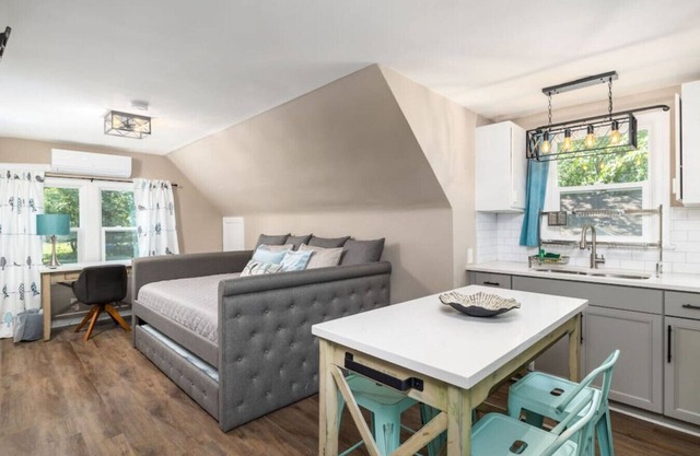 Serenity Studio · Adorable & Spacious Studio with Full Kitchen