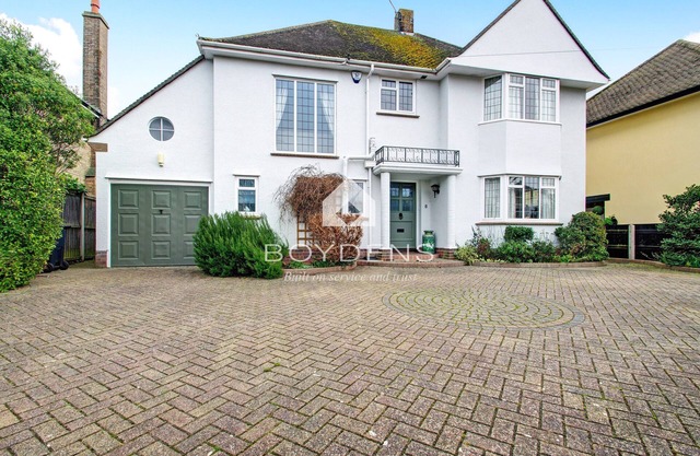 Set in the prestigious Second Avenue offering great access to the beautiful beach and greensward