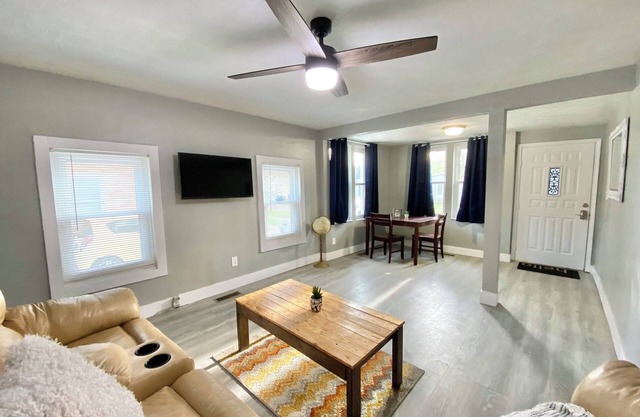 Seventeenth Street 2-bedroom 1 bath house with AC, WiFi in Herrin