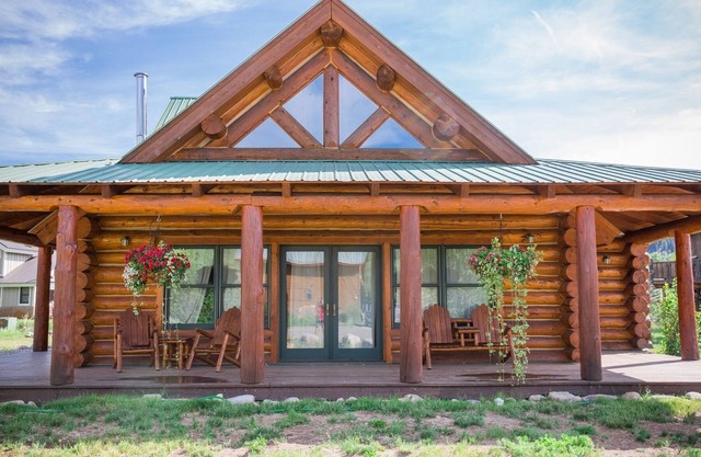 Shavano Cabin -Quintessential Log Cabin Just Minutes from Town!