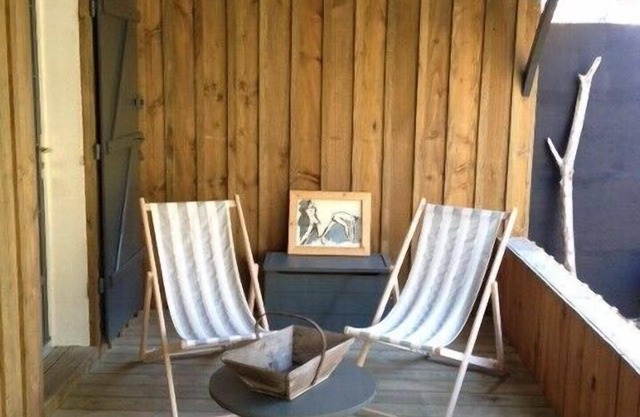 Shed with covered terrace and private garden