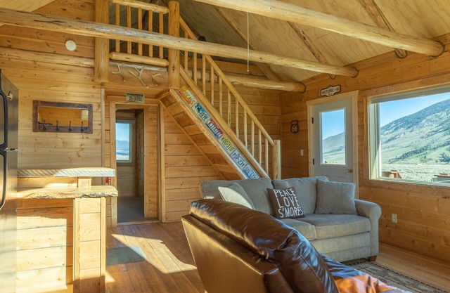 Sheep Creek Cabin B is a cozy cabin featuring amazing views and prime location.