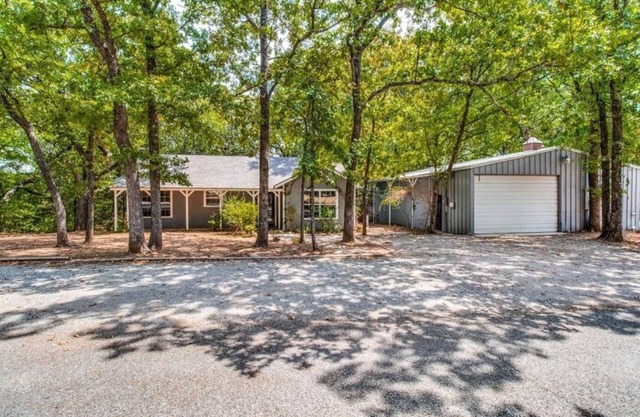 Shoreline Cottage & Barn-doninium, 8 beds, pet friendly by Lake Texoma