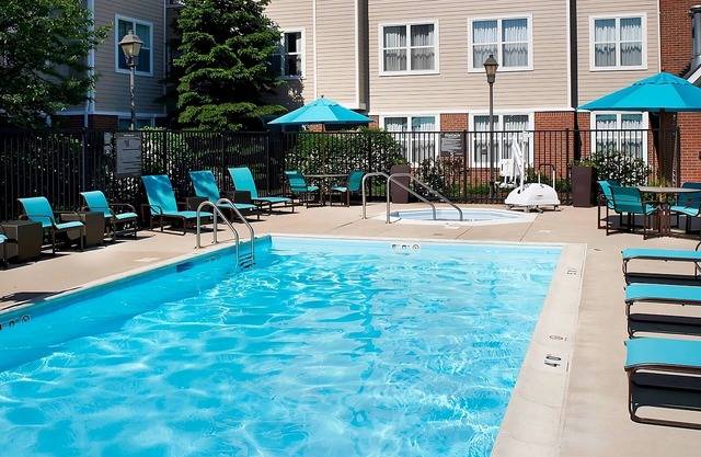 Short Drive to Independence Grove Forest Preserve! Free Breakfast, Outdoor Pool