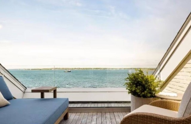 Short Scenic Stroll to Historic Downtown | Breathtaking Waterview Room w/Balcon