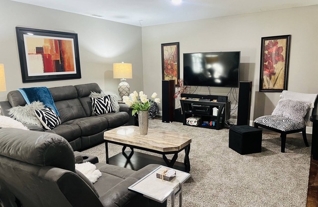 Short term avail! 5 min from MIZZOU,Univ Hospital! Family sized,clean,fenced