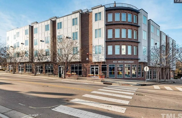 Short walk to bars, restaurants, shopping and UNC campus!