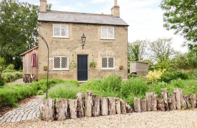 SHORTMEAD COTTAGE, family friendly, with open fire in Biggleswade