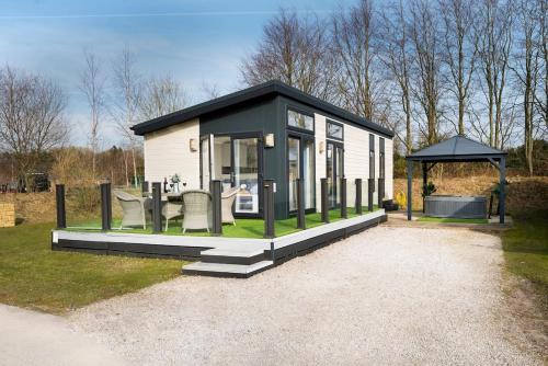 Silverdale Lodge, HotTub, Wi-FI, Quiet & Sleeps 4
