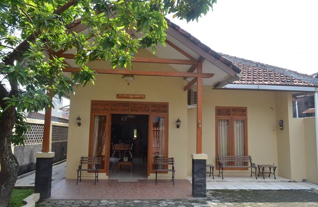 Simple 3BR House in Yogyakarta + WiFi + TV + Hot Water