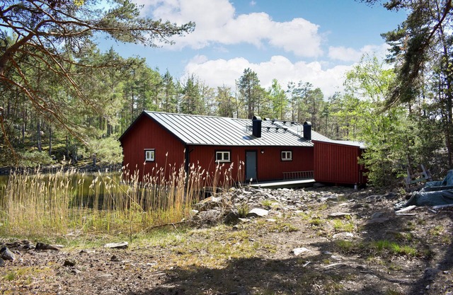 Simple luxury with pebble beach right outside the door in the Figeholm archipelago.