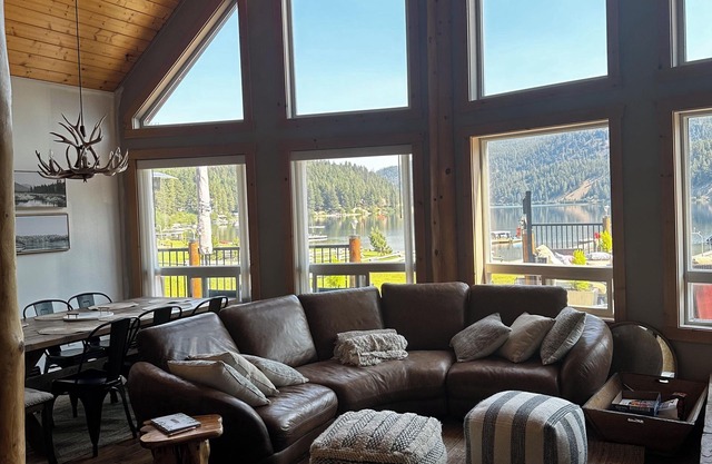 Simplicity with luxury, lake front Chalet in the heart of Tulameen.