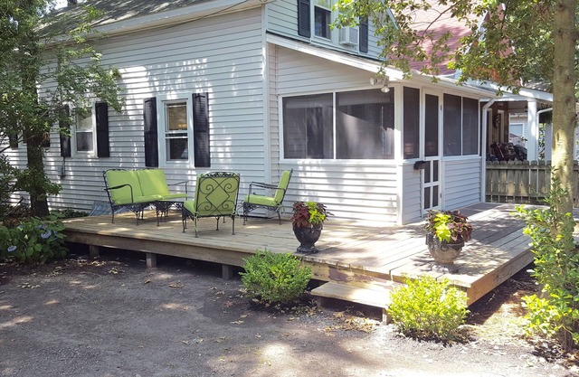 SIMPLISTIC LIVING Cute & Cozy Cottage in town - walk/bike to beach!