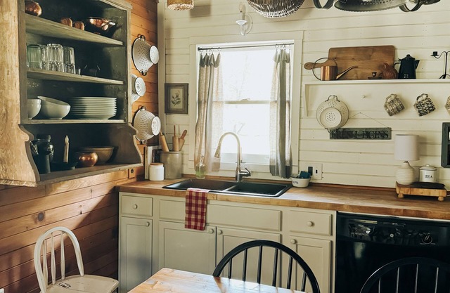 Simply sweet creekside cottage with loft