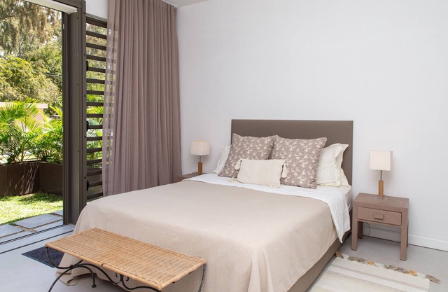 Single-storey apartment with direct access to an almost private beach