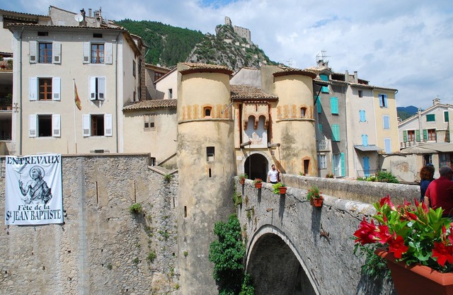Single-storey apartment in the heart of Entrevaux