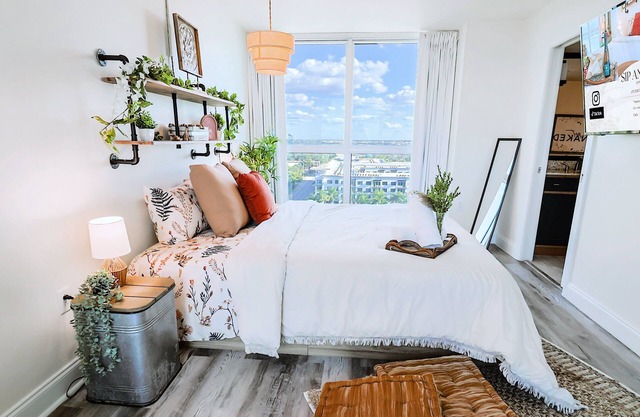 Sip and Sage Skyline- City and Water Views 2bedroom POOL Downtown Fort Myers
