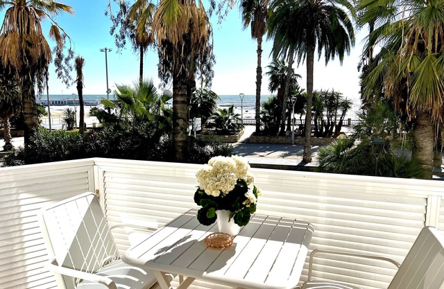 SITGES SEAFRONT - Wake up in front of the sea in the center of Sitges