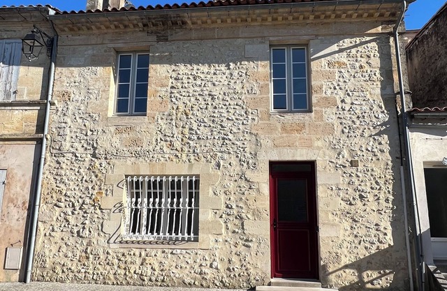 Située au Coeur des Vignobles du Médoc, Près de Bordeaux et des Plages Océanes