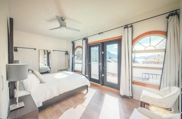 Skaha Lake Mediterranean Beach House w Pool, Hot tub, 4 beds 4 baths,