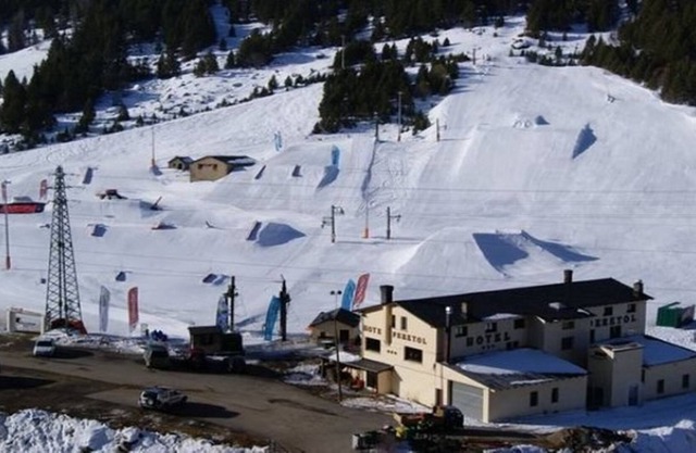 Ski in chalet-hotel with freestyle park