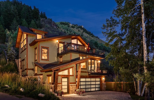 Ski in Home on Minturn Mile, Luxury 4 Bedroom 4.5 Bathroom with 2 car garage