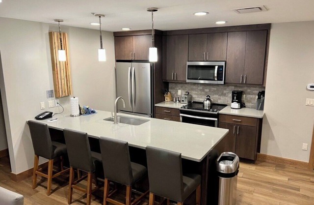 Ski-in, Ski-out, 2-bedroom Apartment in Breckenridge - AC, fitness room, WiFi