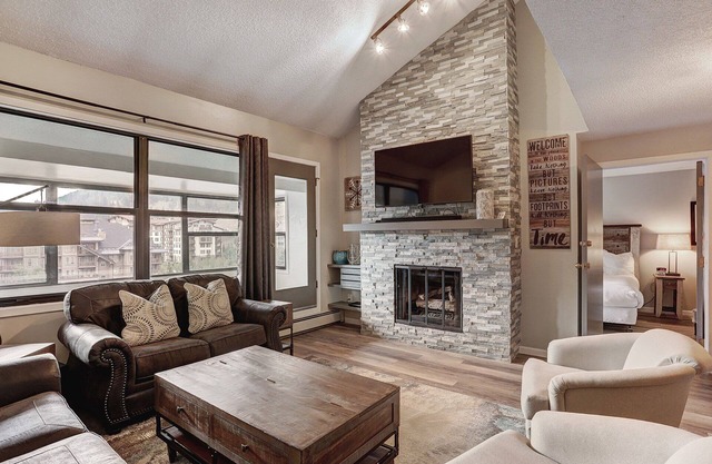 Ski In Ski Out 2 Bed 3 bath, 1100sqft. Vaulted ceiling sleeps 10 in Ctr Village