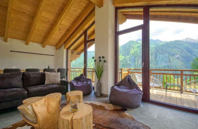 Ski-in / Ski-out Chalet Maiskogel 'Bergli' by Alpen Apartments