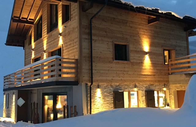 SKI IN/SKI OUT LUXUOUS CHALET OF 240 sq. m., 18 PERSONS