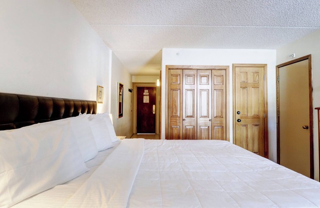 Ski-In/Ski-Out Hotel Room, Steps to American Eagle Chairlift - MP518H