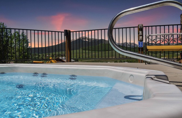 Ski In, Walk Out + Hot Tub Great For Families!