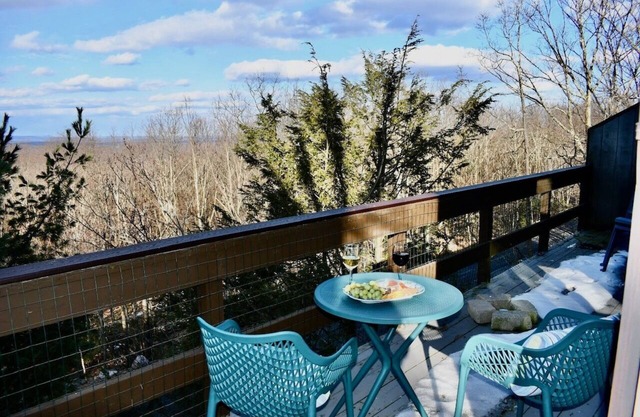 Ski - Mountain townhome at Camelback, minutes to everything fun in the Poconos
