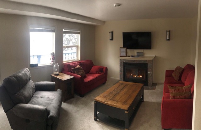 Ski Retreat for first tracks and a central location! Private Hot Tub!