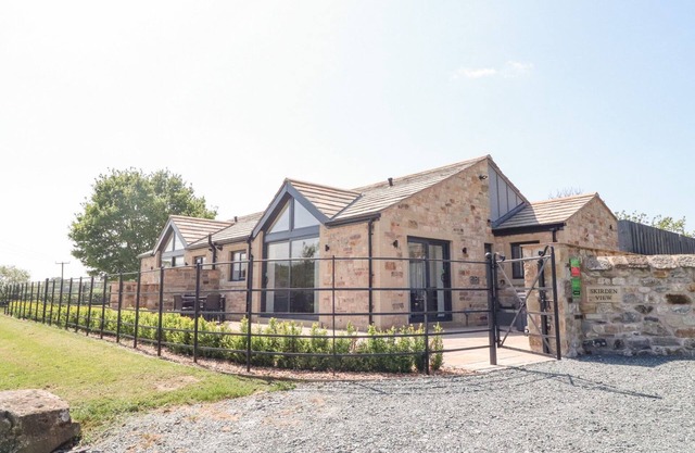 SKIRDEN VIEW, pet friendly, with hot tub in Chatburn
