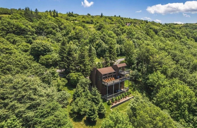 Sky Ridge - 1901 Mountainside RoadnnSky Ridge - Stunning Mountain Top Views, Hot Tub