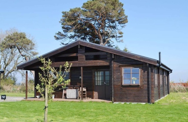 Skylark Lodge - A Fabulous and very comfortable seaside log chalet, a minutes walk from the beach an