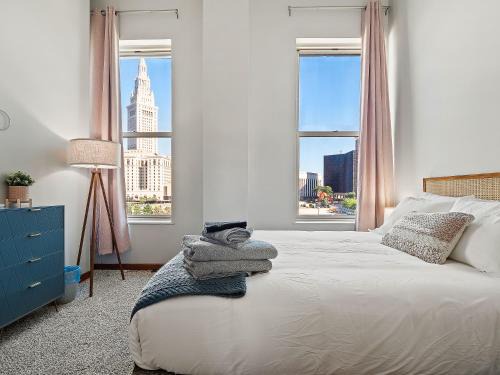 Skyloft Condo - Walk To Stadiums - City Views