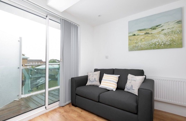 Skyvillion - 2Bed Enfield Flat w/Balcony & Parking