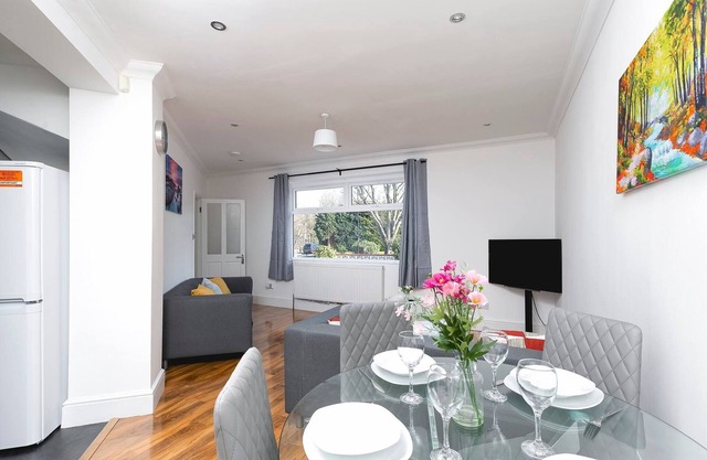 Skyvillion - Enfield 4bed House W garden & Parking