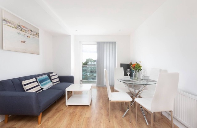 Skyvillion - Tower Point Enfield 1bed With balcony