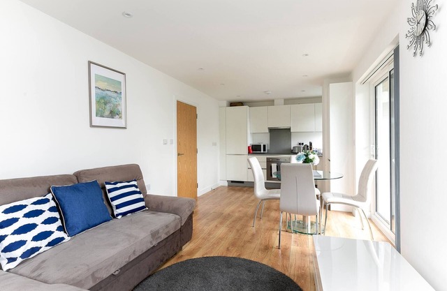 Skyvillion Tower Point Enfield 1bed W balcony
