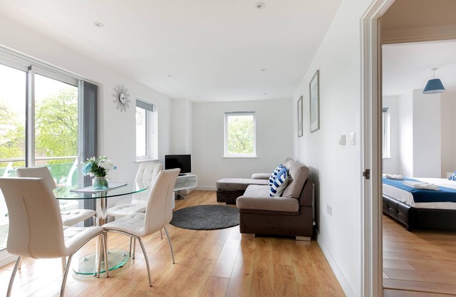 Skyvillion - Tower Point Enfield 1bed W balcony