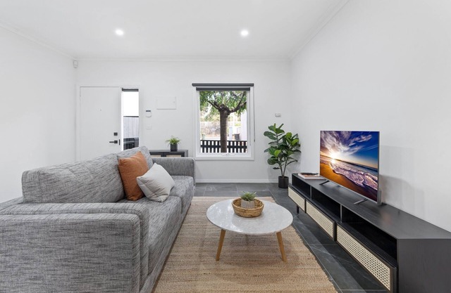 Sleek 2-Bed Terrace near Local Parks